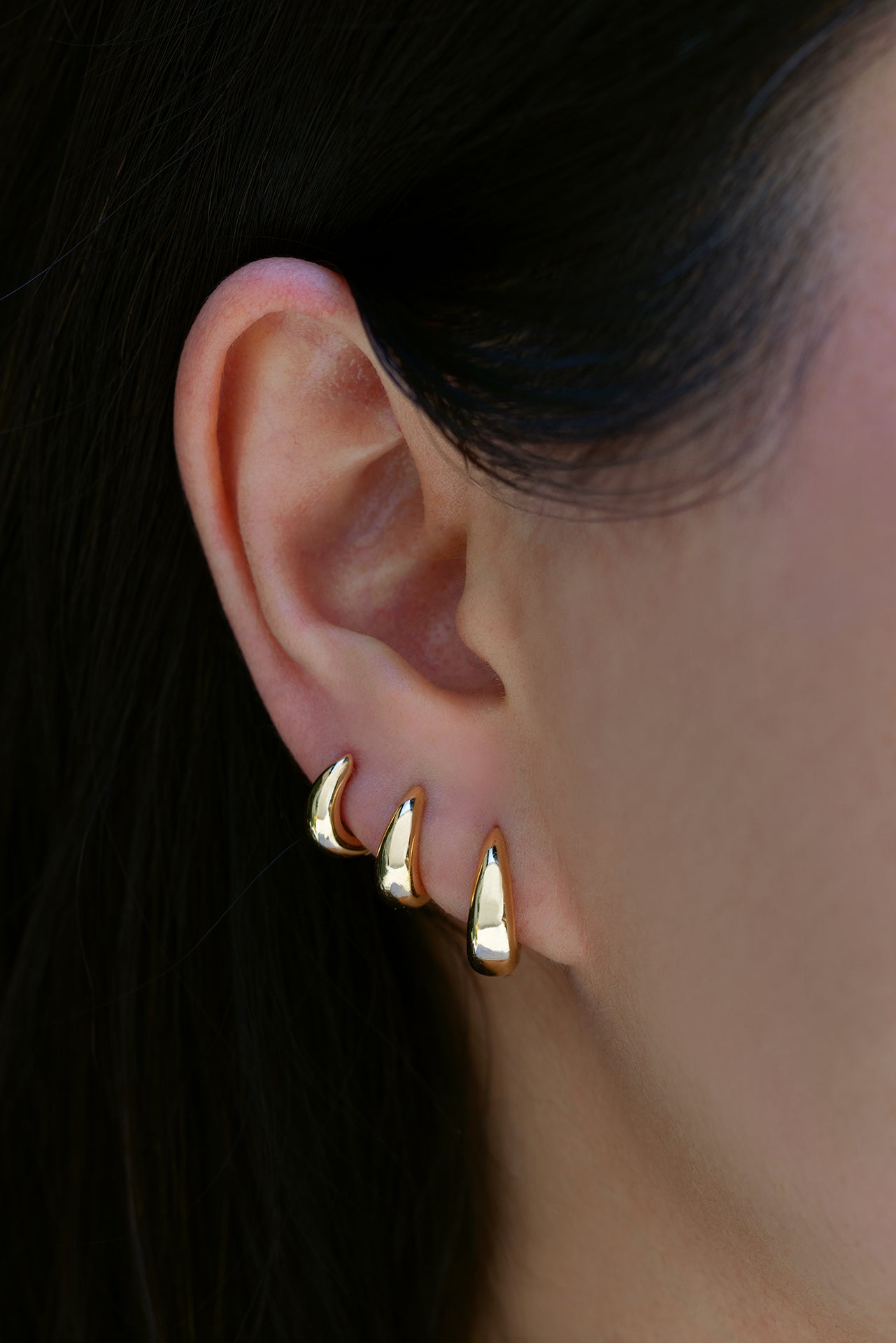 TAPERED SOLID GOLD HOOP